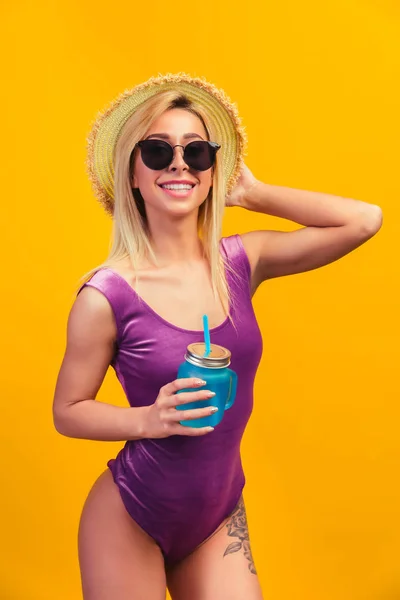 Веселая женщина в шляпе с банкой для питья — стоковое фото