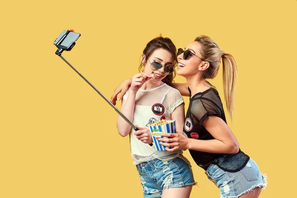 Ženy užívající selfie s popcorn — Stock fotografie