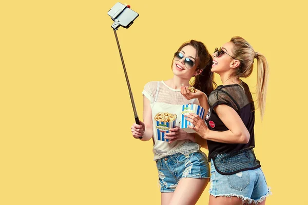 Mujeres tomando selfie con palomitas de maíz — Foto de Stock