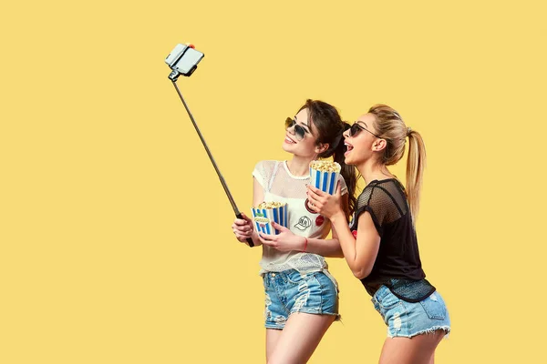 Ženy užívající selfie s popcorn — Stock fotografie