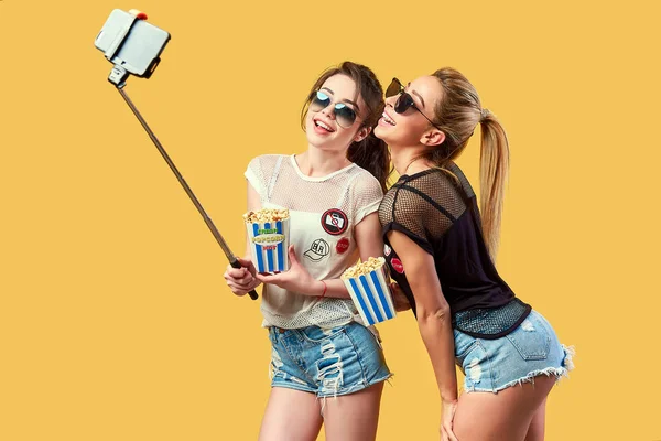 Vrouwen nemen selfie met popcorn — Stockfoto