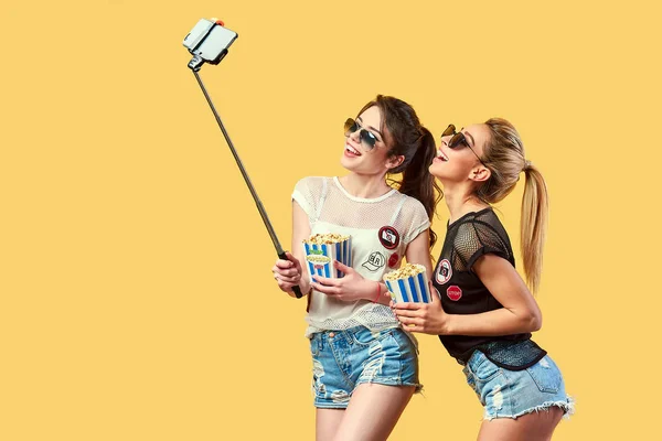 Ženy užívající selfie s popcorn — Stock fotografie