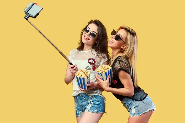 Ženy užívající selfie s popcorn — Stock fotografie