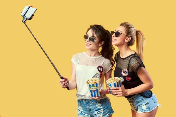 Mujeres tomando selfie con palomitas de maíz — Foto de Stock