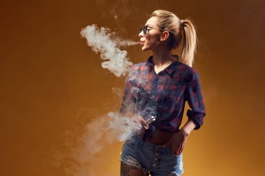 Duran kadın ve vaping Studio