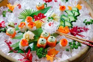 Suşi bir sürü farklı dolguları ile alır. Pişmiş klasik Japon gıda kadeh buz üzerinde servis. Arka plan resmi