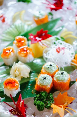 Suşi bir sürü farklı dolguları ile alır. Pişmiş klasik Japon gıda kadeh buz üzerinde servis. Arka plan resmi