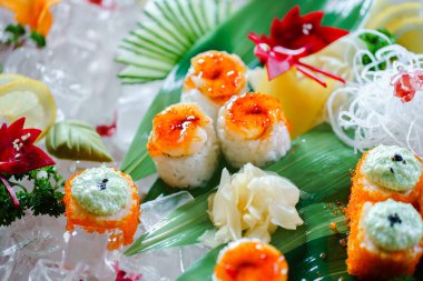 Suşi bir sürü farklı dolguları ile alır. Pişmiş klasik Japon gıda kadeh buz üzerinde servis. Arka plan resmi