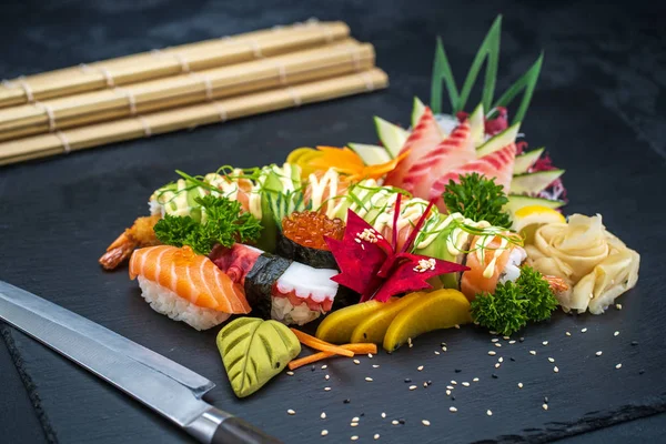 Vários tipos de comida de sushi — Fotografia de Stock