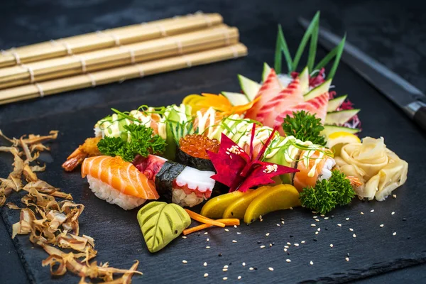 Vários tipos de comida de sushi — Fotografia de Stock