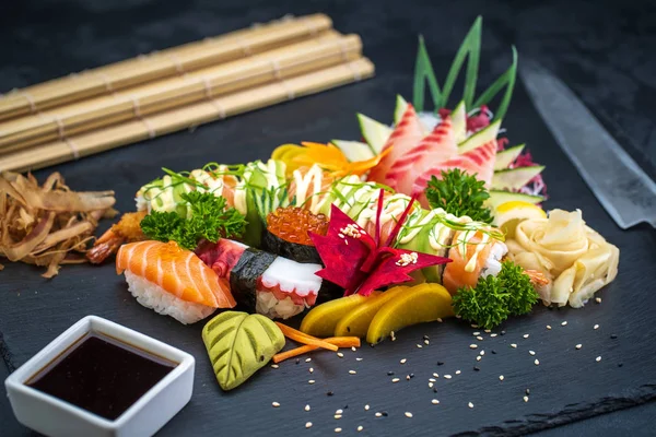 Vários tipos de comida de sushi — Fotografia de Stock