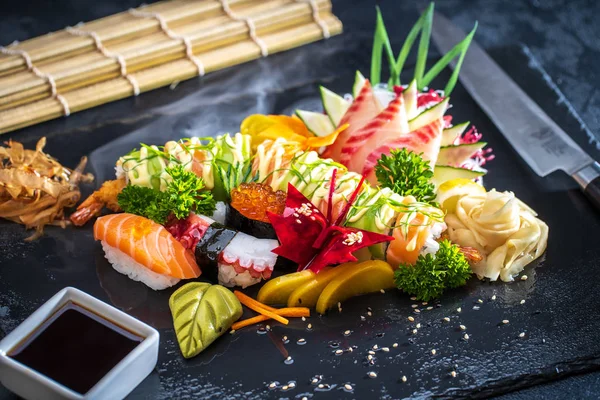Vários tipos de comida de sushi — Fotografia de Stock