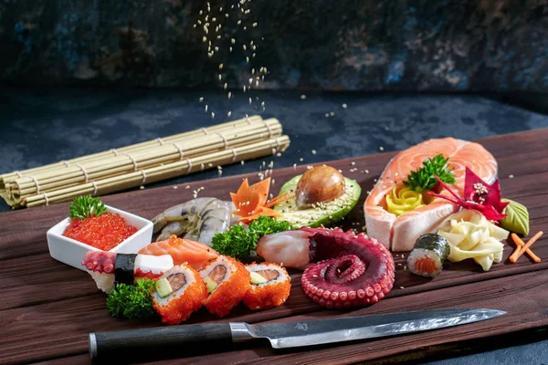 Sushi Set. Sashimi diferente, sushi e rolos com polvo — Fotografia de Stock