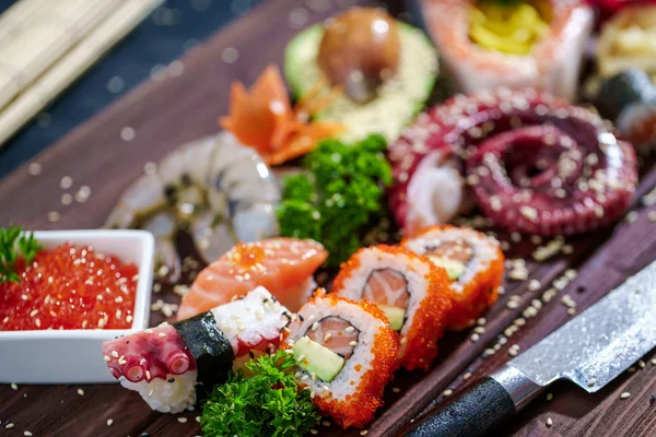 Sushi Set. Sashimi diferente, sushi e rolos com polvo — Fotografia de Stock