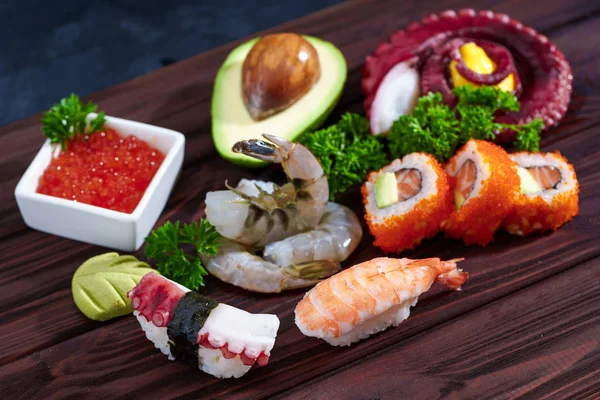 Sushi Set. Sashimi diferente, sushi e rolos com polvo — Fotografia de Stock