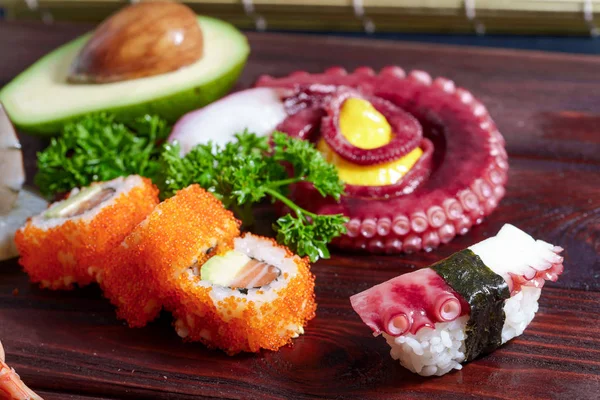 Sushi Set. Sashimi diferente, sushi e rolos com polvo — Fotografia de Stock