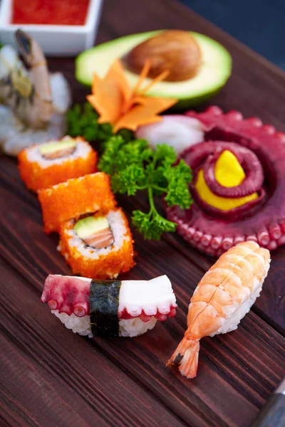 Sushi Set. Différents sashimis, sushis et petits pains à la pieuvre — Photo
