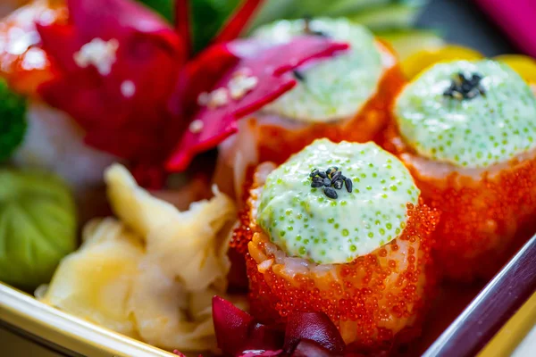 Çeşitli suşi yiyecek