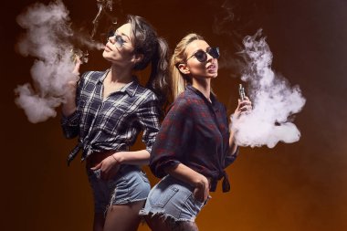 Şık genç kadın sigara güneş gözlüğü