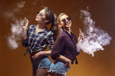 Şık genç kadın sigara güneş gözlüğü