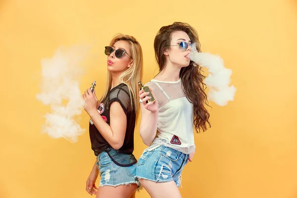 Stijlvolle jongedame in zonnebril roken — Stockfoto