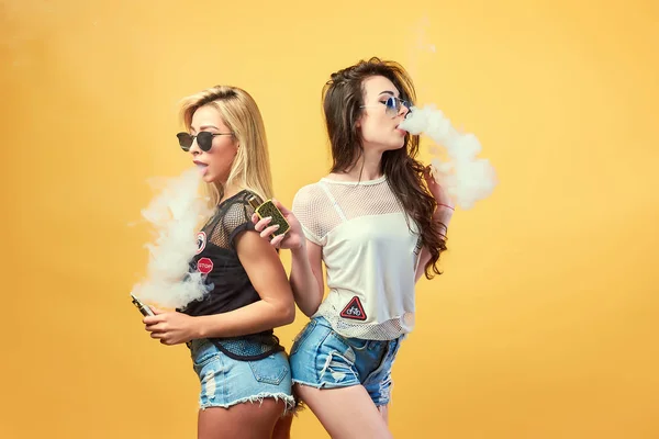 Stijlvolle jongedame in zonnebril roken — Stockfoto