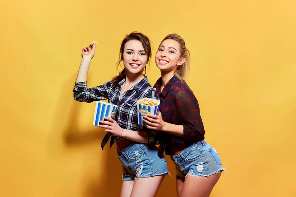 Atraktivní mladé ženy s popcorn — Stock fotografie