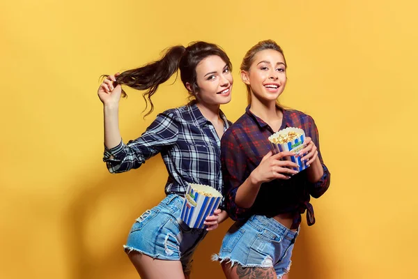 Aantrekkelijke jonge vrouwen met popcorn — Stockfoto