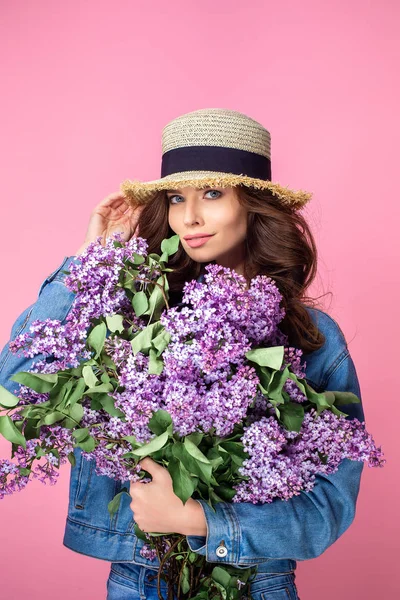 幸福微笑的女人享受束紫丁香花的味道 — 图库照片