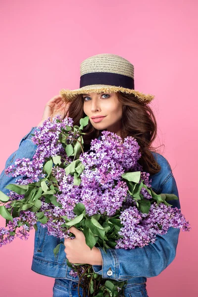 幸せな笑顔の女性花束ライラックの花の香りをお楽しみ頂けます — ストック写真