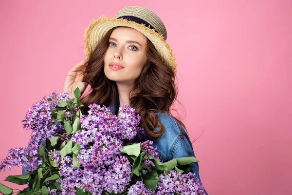 Gelukkig lachende vrouw geniet van geur van boeket lila bloemen over — Stockfoto