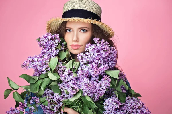 Gelukkig lachende vrouw geniet van geur van boeket lila bloemen over — Stockfoto