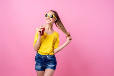 Ayakta ve saman içecek içme gülümseyen genç kız