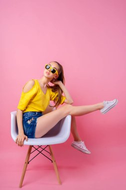 Kaldırdı ayaklı koltuğunda oturmak oynak genç kız