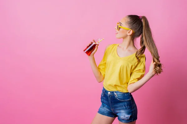 Lachende tienermeisje permanent en het drinken van dranken met rietje — Stockfoto