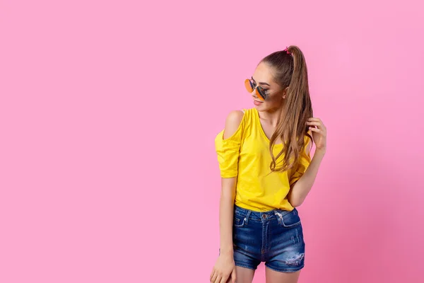 Happy gadis remaja berdiri dengan rambut terbang — Stok Foto