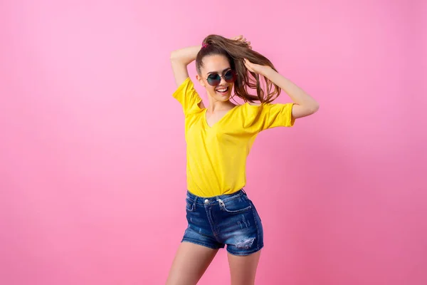 Happy gadis remaja berdiri dengan rambut terbang — Stok Foto