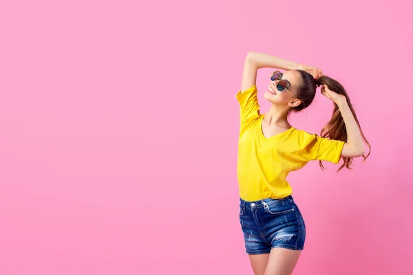 Menina adolescente feliz de pé com cabelo voador — Fotografia de Stock