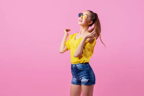 Menina adolescente feliz de pé com cabelo voador — Fotografia de Stock