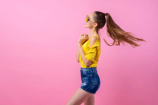 Щаслива дівчина-підліток стоїть з літаючим волоссям — стокове фото