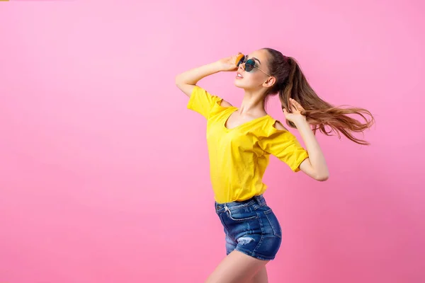 Gelukkig tienermeisje, staande met haar vliegende — Stockfoto