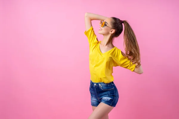 Gelukkig tienermeisje, staande met haar vliegende — Stockfoto