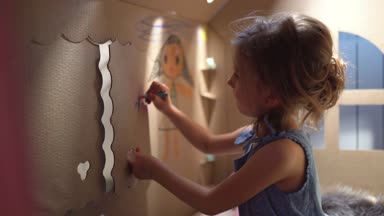 Çekici kız oyuncak evde oynarken