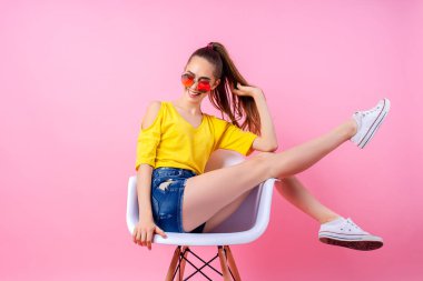 Kaldırdı ayaklı koltuğunda oturmak oynak genç kız