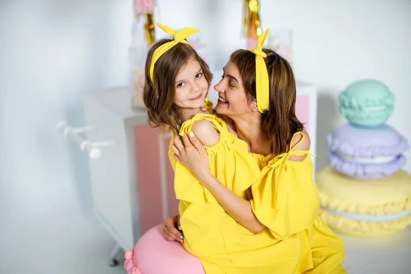 Mãe e filha vestindo o mesmo vestido amarelo . — Fotografia de Stock