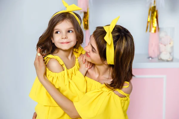 Ibu dan anak mengenakan gaun kuning yang sama . — Stok Foto