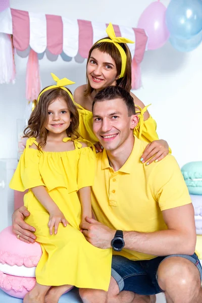 Szczęśliwej portret rodziny, pojęcie rodzinne wakacje. — Zdjęcie stockowe