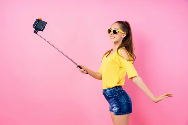 Usmívající se dospívající dívka dělat selfie stick — Stock fotografie