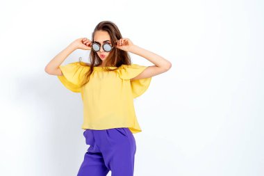 Rahat giysilerle poz dağınık saçlı Genç modeli