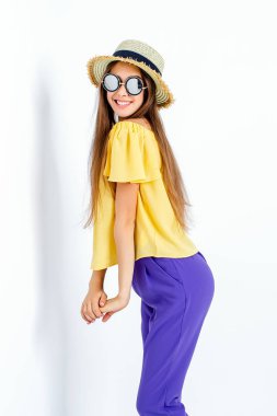 Çok güzel model şapka ve rahat giysiler içinde poz